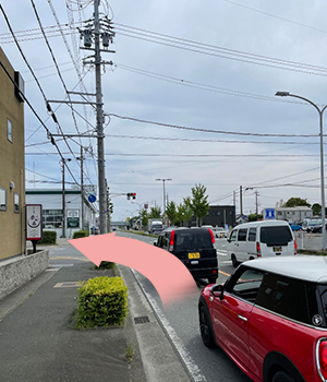 飛龍街道（１５２号線）沿いのローソン、トヨペットのある交差点を左折（東へ）します。