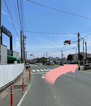 遠州鉄道を越え１つ目の信号を右折します。左手の飯田組が目印です。