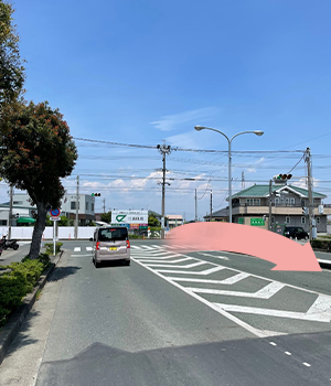 直進していくとT字路になるのでUターンをします。飯田組が目印です。