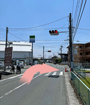 ホトニクス、ファミリーマートのある交差点を左折（西へ）します。