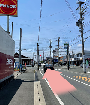 更に直進します。ファミリーマート、エネオスが目印です。