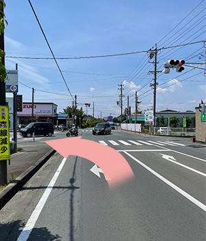 左折します。右手の飯田組が目印です。