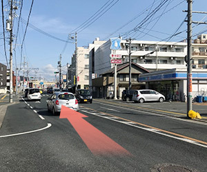 さらに真っ直ぐ行くと右手にローソンが見えてきます。200メートルほど先の右手に当院があります。