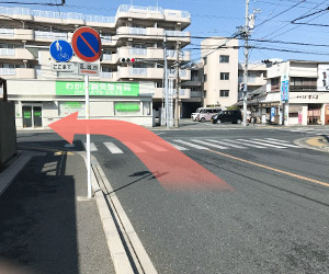 信号を曲がり直進していくと聖隷住吉病院を過ぎ、突き当りを左折します。150メートルほど先の左手に当院があります。