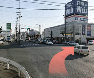 城北工業の交差点を右に曲がります。ファミリーマート、洋服の青山が目印です。