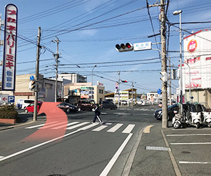 一つ目の信号を左折します。メガネのパリミキ、パチンコ楽園が目印です。